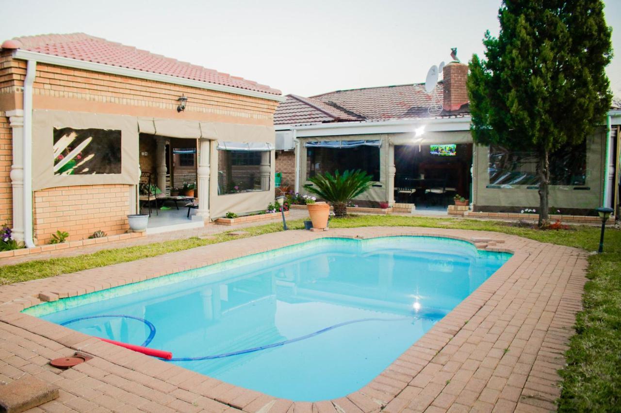 Pitikwe Hill Guesthouse Lobatse Extérieur photo